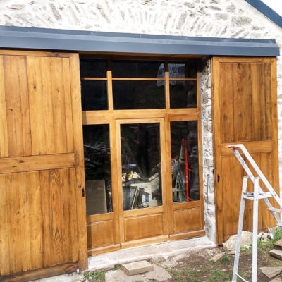 grande porte fenêtre et volets roulants