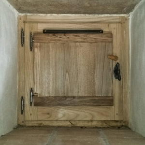 Petite fenêtre avec volet intérieur